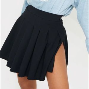 Pretty Little Thing Black Pleated Skirt